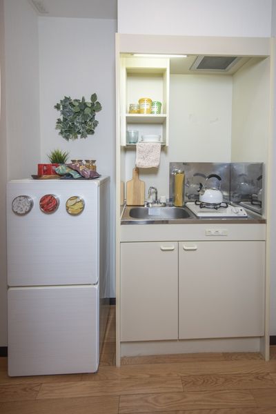 キッチン（A、B、C、Dタイプ） ミニキッチンです。収納スペースもあり便利です。※シンクとコンロが逆のタイプ有り。※モデルルームの写真です。小物はございません。