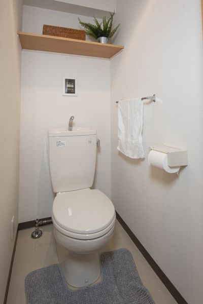 トイレ（A、B、C、Dタイプ）　独立したトイレです。※モデルルームの写真です。小物はございません。