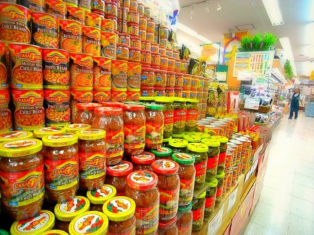 インターナショナルスーパーマーケット もあり、様々な国の商品が揃う。