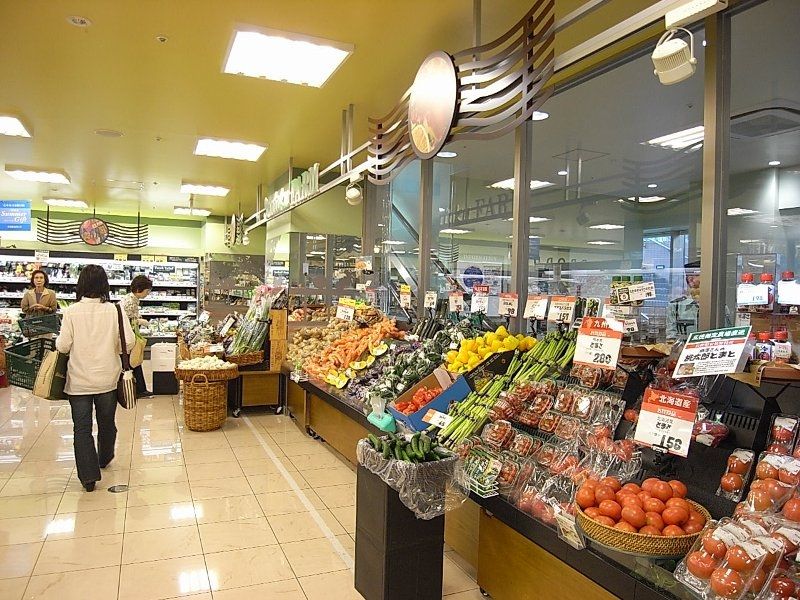 地下にはスーパーマーケット、三徳も入り、2階にはサイゼリヤなどの飲食店が並ぶ。
