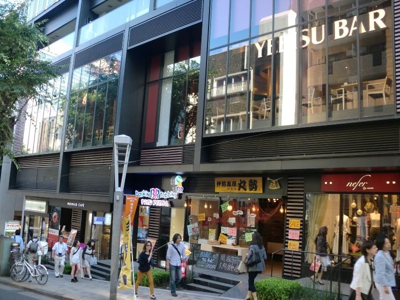 牛タンの人気店、仙臺屋を始め有名飲食店が並ぶ