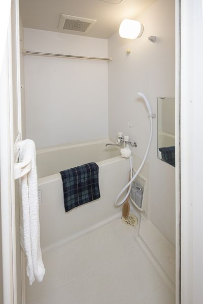 浴室（A、B、C、Dタイプ）　バストイレ別でゆっくりとお風呂に入れます。※モデルルームのため家具家電以外小物はつきません