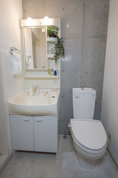 独立洗面台・トイレ（A、B、C、Dタイプ）　シャワー洗面台付きです。※モデルルームのため家具家電以外小物はつきません