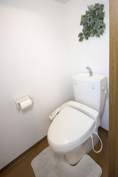 トイレ（A、B、C、Dタイプ）　人気の温水洗浄便座付です。※モデルルームのため家具家電以外小物はつきません