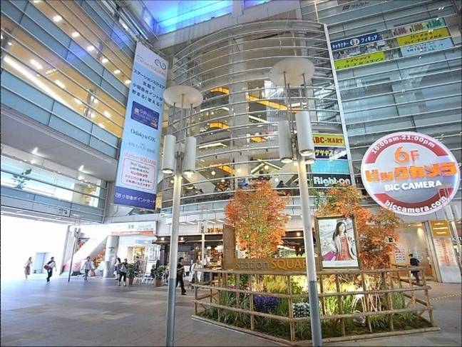 隣駅相模大野駅の駅ビルには家電量販店からファッション雑貨まで、色々なお店がある