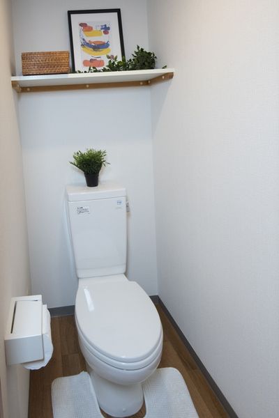 トイレ（Aタイプ）　人気のバストイレ別！上部収納が便利です！※モデルルームの写真です。家具家電以外の小物はございません。