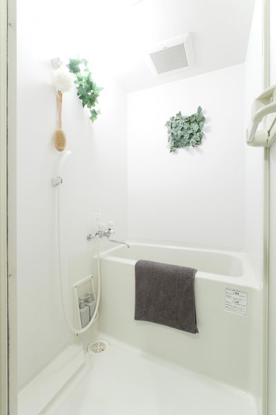 浴室（Aタイプ）　人気のバストイレ別なので、たまにゆっくりとお湯に浸かるのもいいですね。※小物はございません