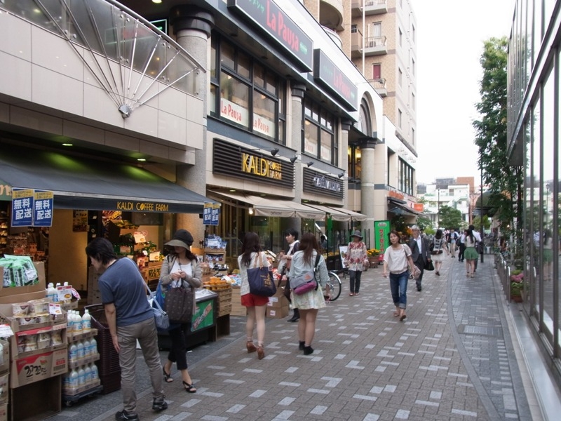 カフェ・飲食店が並ぶおしゃれな仙川駅前。休日は親子連れで賑わっている
