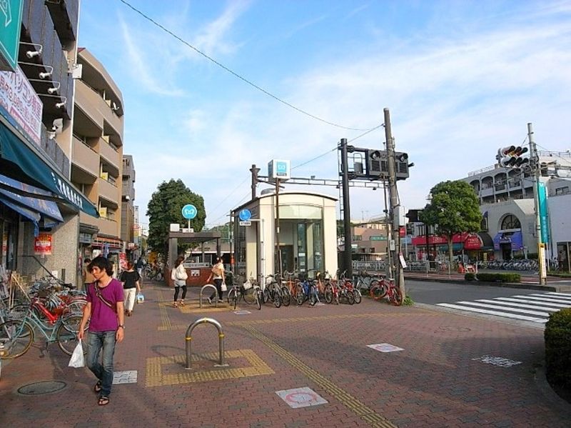 近郊には東武東上線大山駅、西武池袋線江古田駅がある。