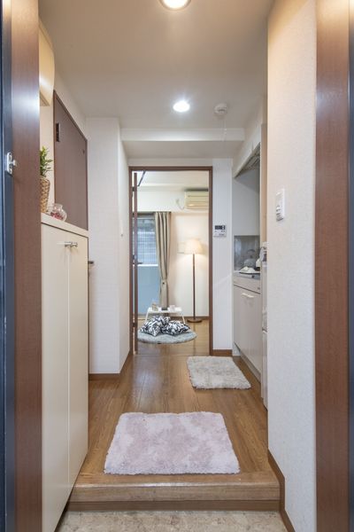 廊下（Aタイプ）　居室と廊下の間に扉がある1Kタイプです。※モデルルームのため小物は付きません