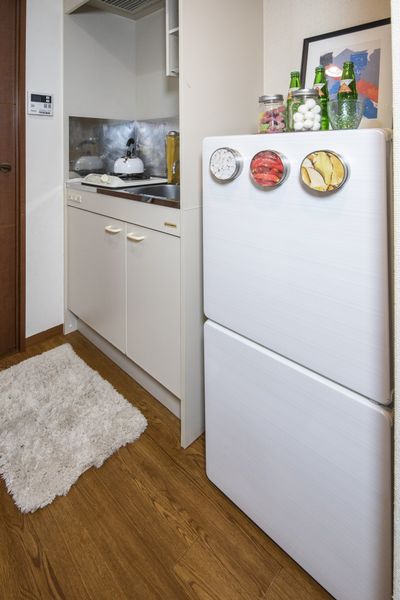 キッチン（Aタイプ）　備え付けの棚がある使いやすいミニキッチンです。※モデルルームのため小物は付きません