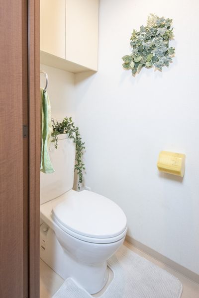 トイレ（Aタイプ）　清潔感のある独立したトイレです。※モデルルームのため小物は付きません