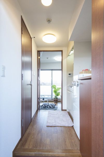 廊下（Aタイプ）　居室と廊下の間に扉がある1Kタイプです。※モデルルームのため家具家電以外小物はつきません