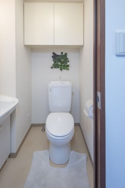 トイレ（Aタイプ）　清潔感のあるトイレです。※モデルルームのため家具家電以外小物はつきません