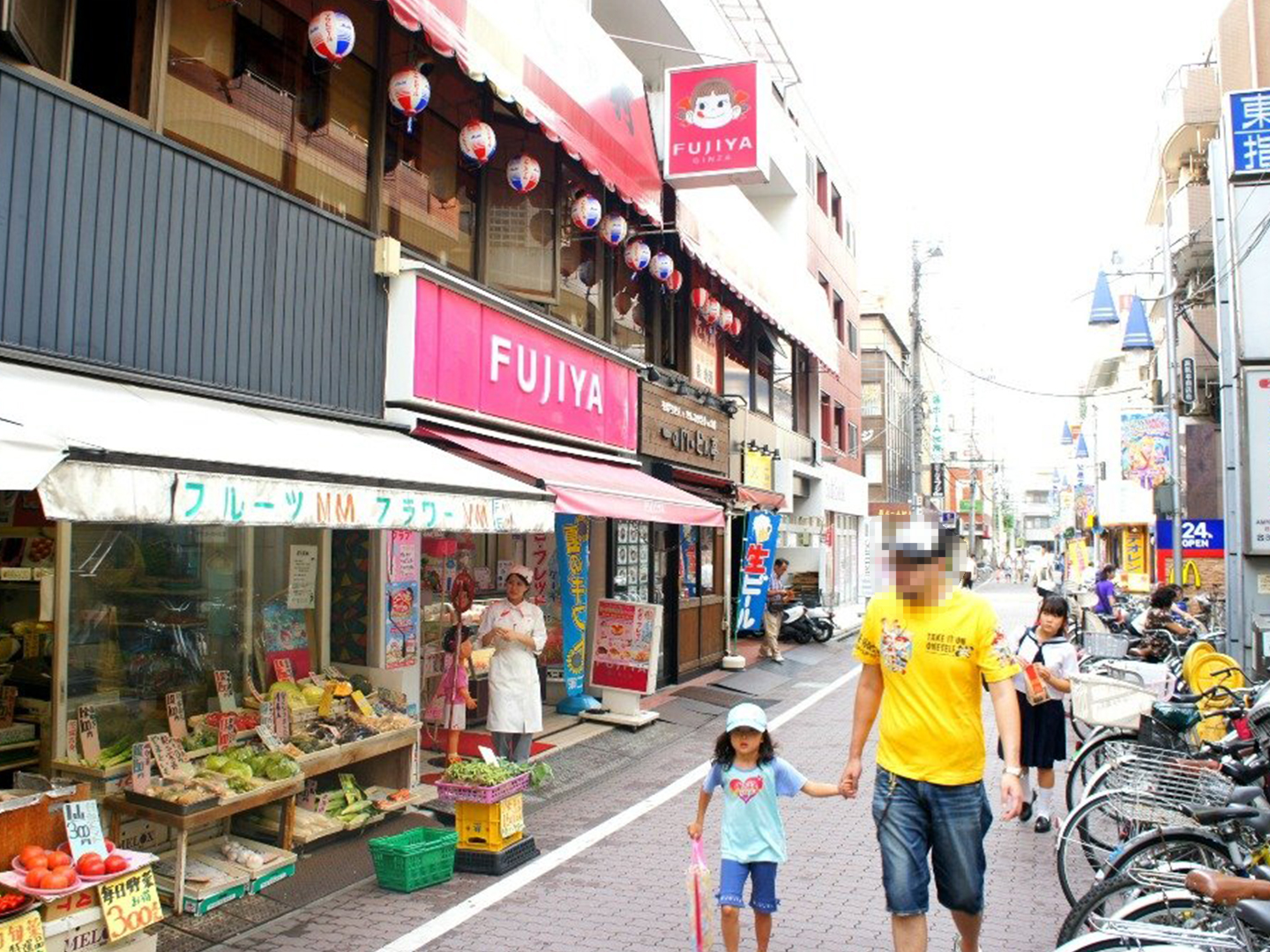 板橋区は下町情緒あふれる地域。駅前には商店街が広がる。