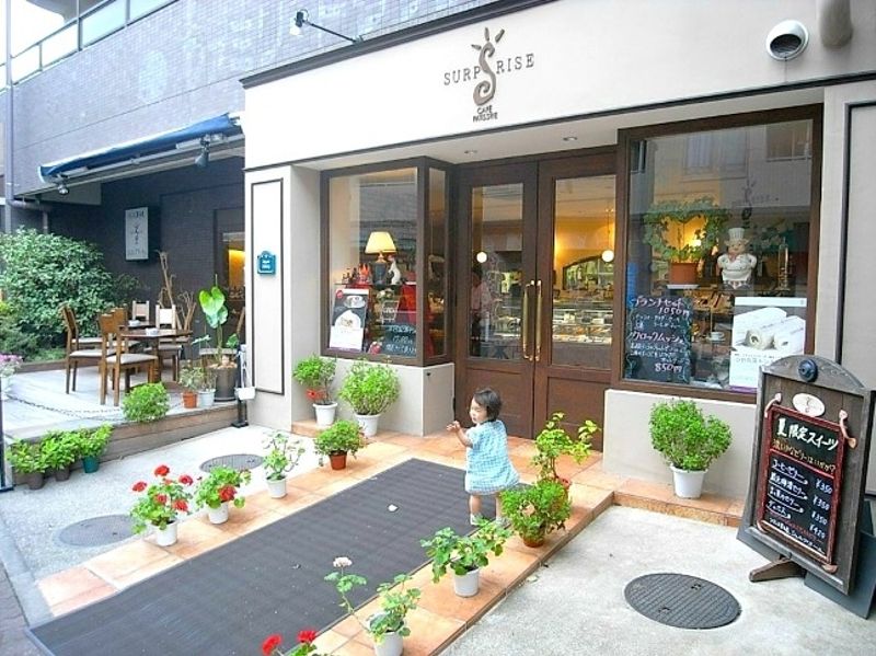 小竹向原駅前にある地元で愛されるスイーツ店。人気の生タルトは毎日完売。
