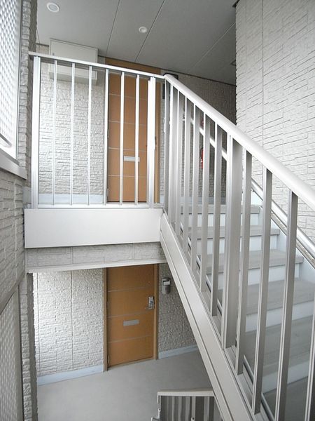 共用階段　上層階まではこちらの階段をご利用ください。