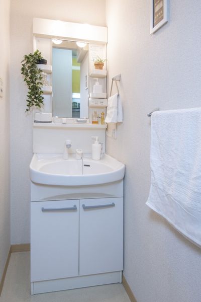 独立洗面台（Aタイプ）　毎日の身支度に便利です。※モデルルームのため家具家電以外小物は付きません