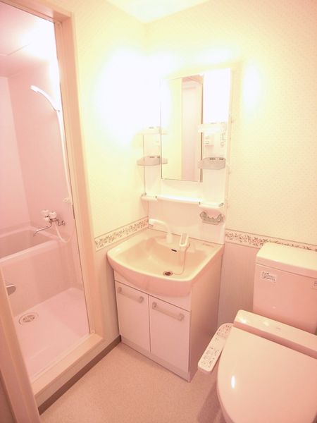 トイレ・洗面台（Aタイプ）　温水便座付のトイレ、収納棚付の洗面台です。