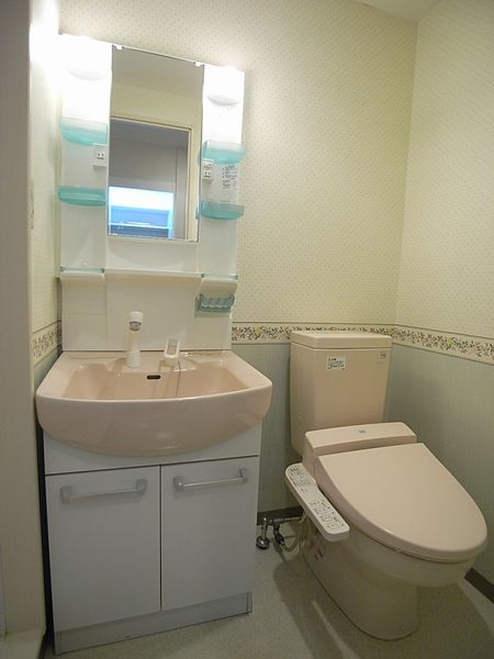 トイレ・洗面台（Cタイプ）　温水便座付のトイレ、収納棚付の洗面台です。