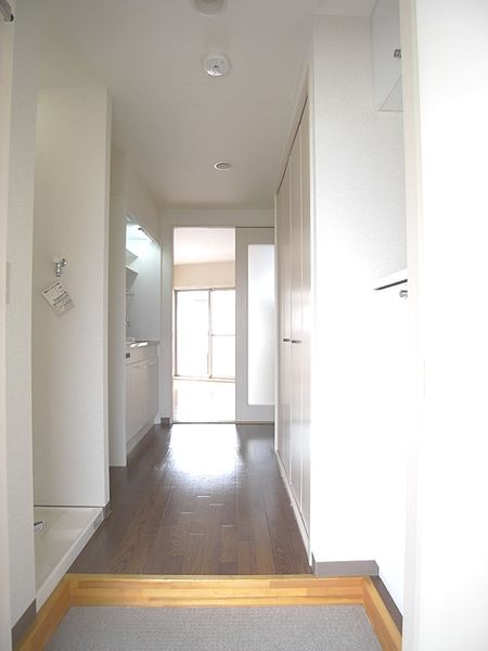 廊下（Dタイプ）　廊下にはキッチン・収納・水回りへの扉があります。