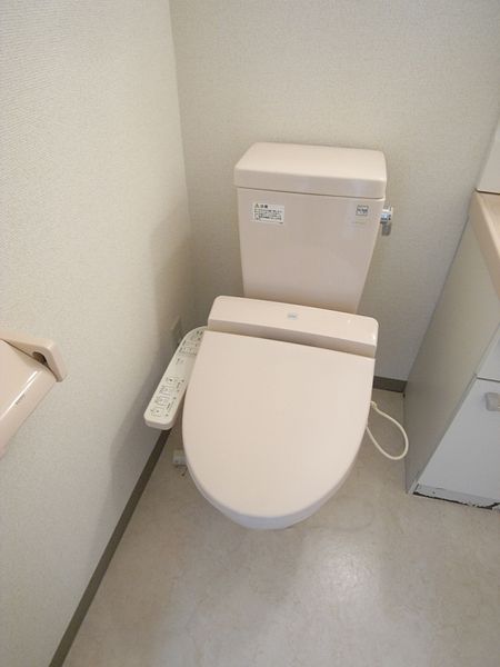 トイレ（Dタイプ）　温水便座付のトイレです。