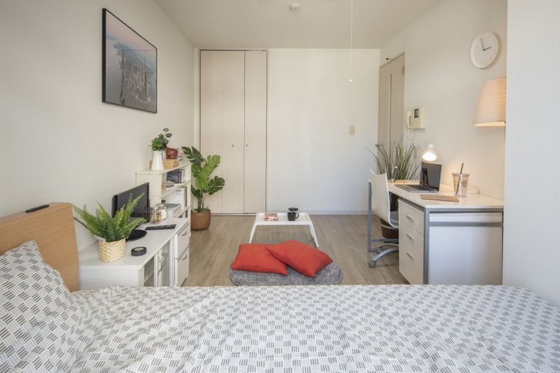 居室（Dタイプ）　白い床がおしゃれなデザインの居室です。※モデルルームのため家具家電以外の小物はつきません