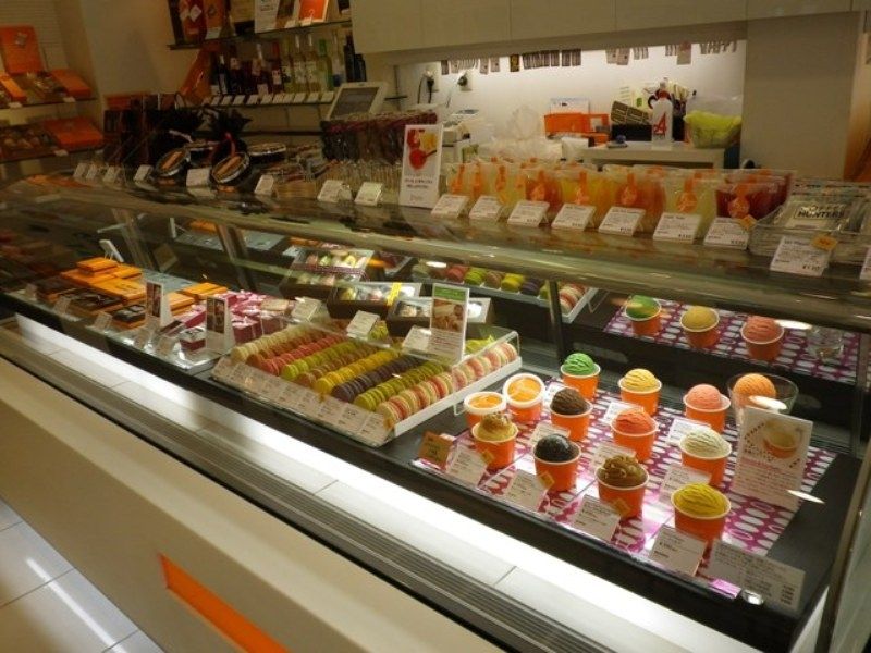 上野・中目黒にも直営店があるパティスリー”エコールクリオロ”の本店。２Fではお菓子教室も毎月開催