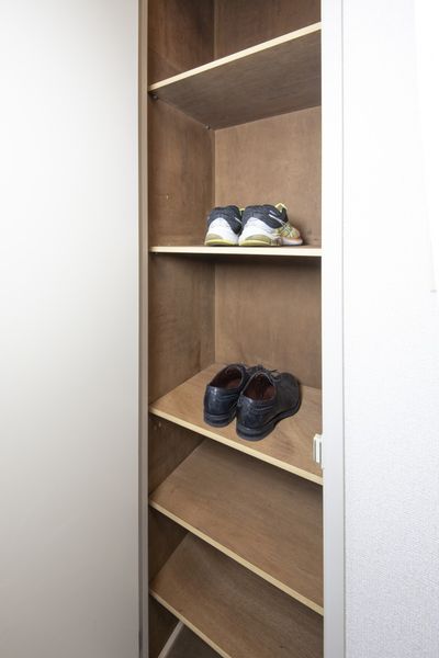 シューズボックス　高さがあるのでブーツ等も収納できます。※モデルルームのため家具家電以外テレビ小物はありません