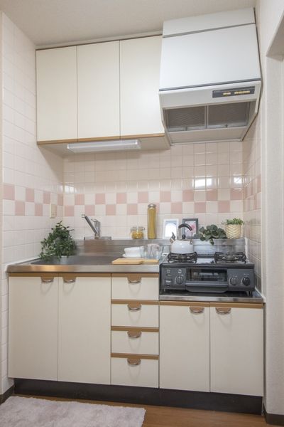 キッチン　2口ガスコンロで収納が多く、ゆったり使える広めのキッチンです。※モデルルームのため家具家電以外テレビ小物はありません