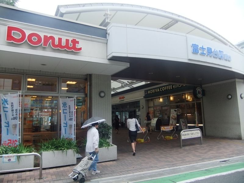 富士見台駅には花屋やベーカリー、ファーストフード店も併設されており、女性の利用客も多いです。