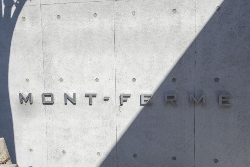 館名板　建物名称は「MONT-FERME」です。