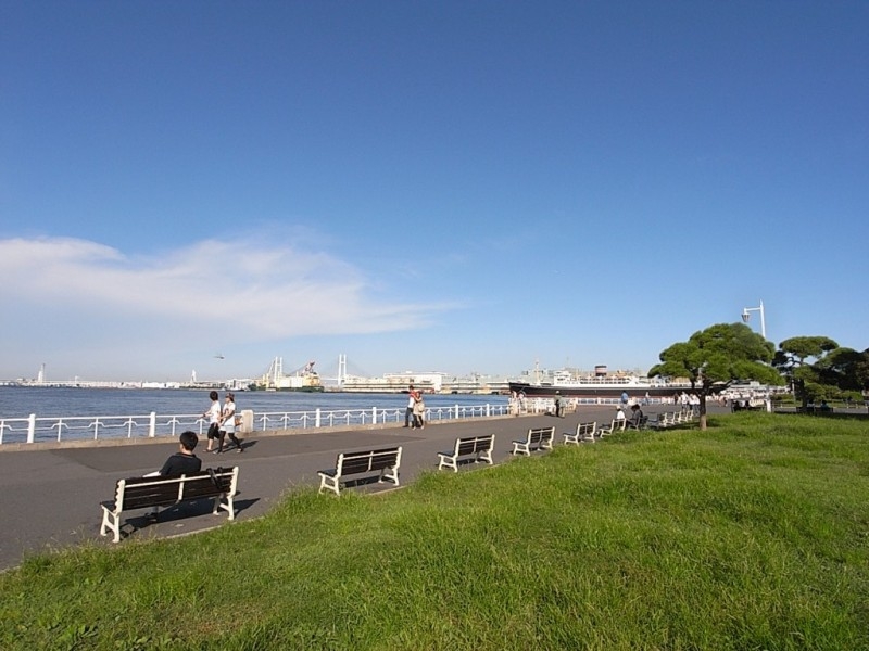 自転車で約10分のみなとみらいエリアは海沿いに公園が多く、リフレッシュできる環境