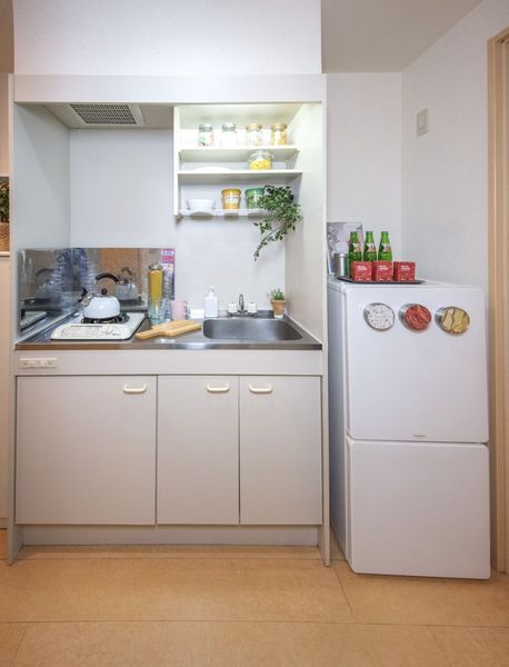 キッチン（Aタイプ）　調理スペースのあるゆったりキッチンです。※モデルルームのため家具家電以外小物はつきません
