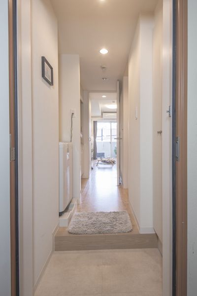 廊下（A、B、Cタイプ）　居室と廊下の間に扉がある1Kタイプです。※モデルルームの写真です。小物はございません。