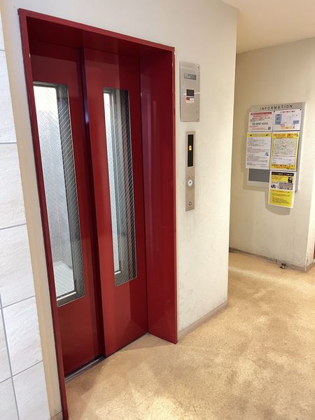 エレベーター　映える「赤」にこだわったエレベーターです。