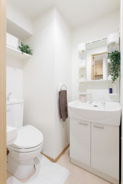 トイレ・独立洗面台（Aタイプ）　上部収納付きで便利です。※モデルルームの写真です。小物はございません。