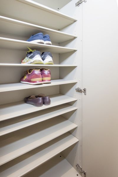 下駄箱　スペースが十分あるので靴以外の収納もできます。※モデルルームのため小物は付きません