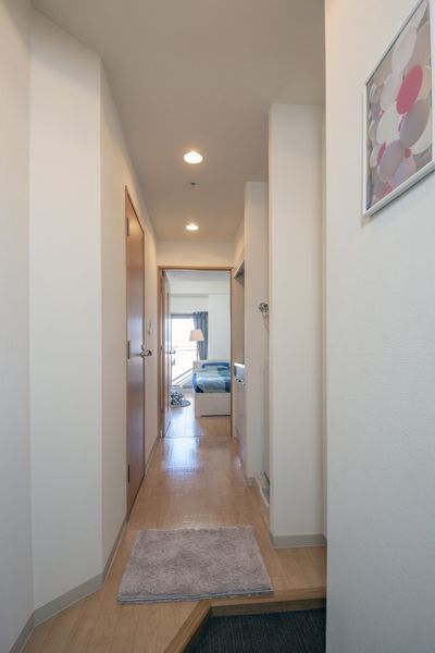 廊下（Dタイプ）　居室との間に扉がある1Kタイプです。※モデルルームのため家具家電、小物は付きません
