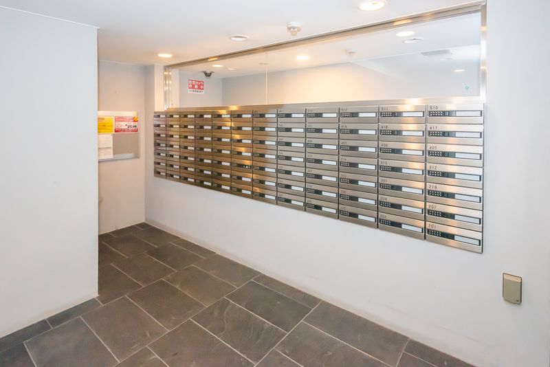 郵便ポスト　郵便物はオートロックの中側から取り出せます。
