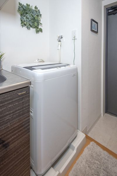 洗濯機置き場（A2タイプ）　2口ガスコンロのキッチンす。 ※モデルルームの写真です。