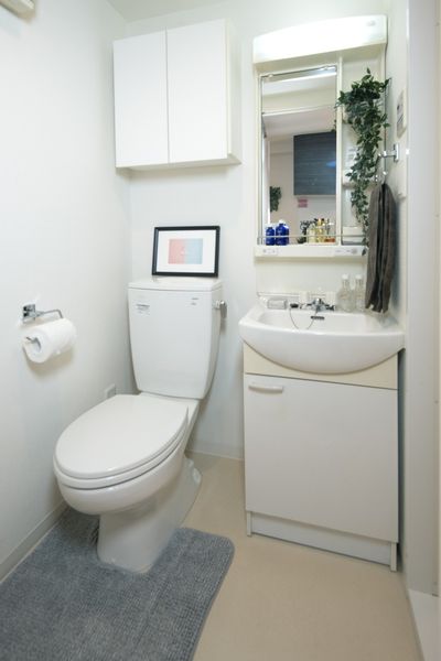 トイレ（A2タイプ）人気のバストイレ別！上部収納に消耗品や掃除用品が入れられます。※モデルルーム