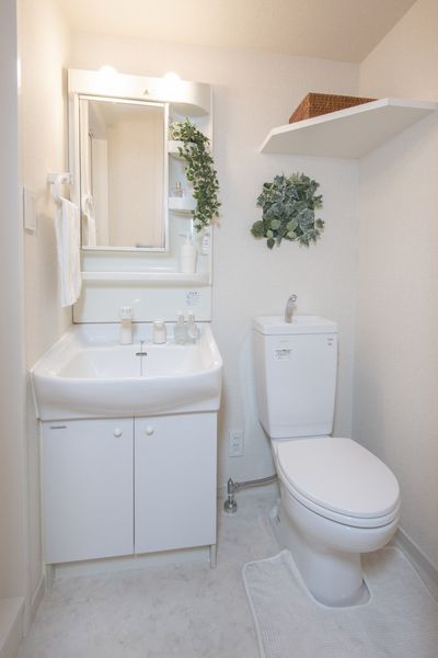 トイレ、独立洗面台（Bタイプ）　※モデルルームの写真です。家具家電以外の小物はございません。