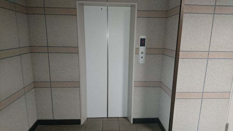 エレベーター　エレベーターホールも共用廊下と同じくリニューアル済みです。