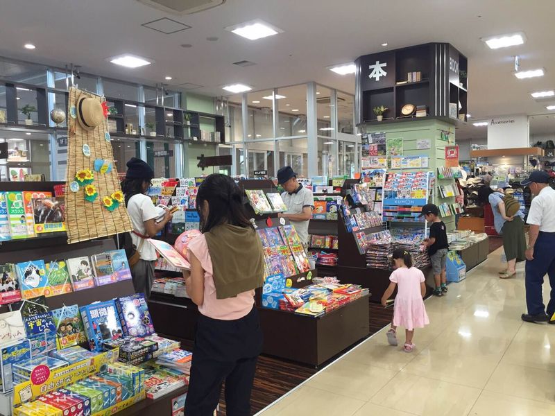 落合南長崎「ショッピングセンター」本屋や生活雑貨などが揃っています。
