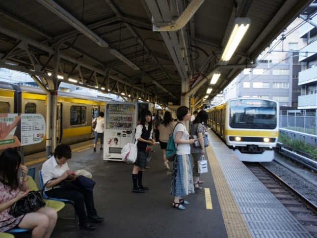 新宿駅まで２駅の東中野駅も徒歩７分で利用できる。駅周辺には大型スーパーも。