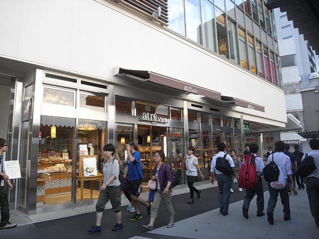 東中野駅の駅ビル「アトレヴィ東中野」にはカフェや惣菜屋・書店などがあり、お出かけついでの買物にも便利