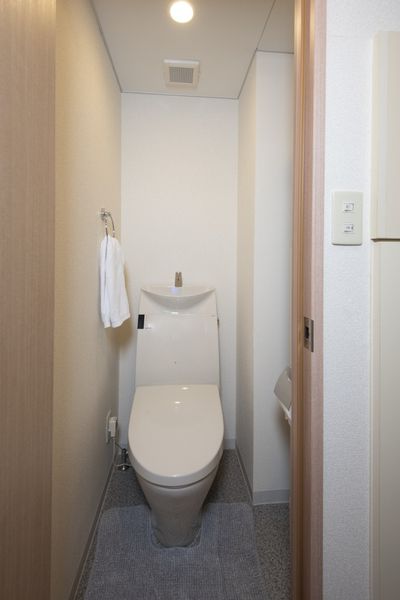 トイレ（Aタイプ）　温水便座付のトイレです。※モデルルームのため小物は付きません