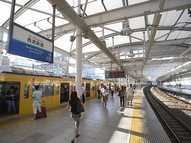 駅ビルも駅地下のショッピング街もお買い物に便利な西武新宿駅