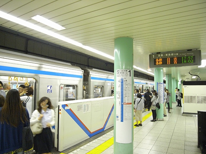 都営三田線は通学ラッシュ時は3分間隔、その他も5分間隔で運転している